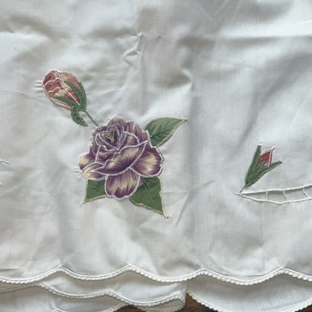 White with flora appliqué embroidered valance with scalloped edge NWOT